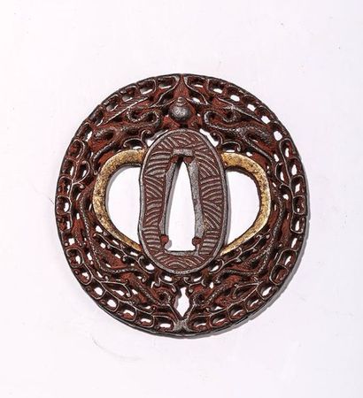 Tsuba en fer, à décor ajouré de dragon. H :...