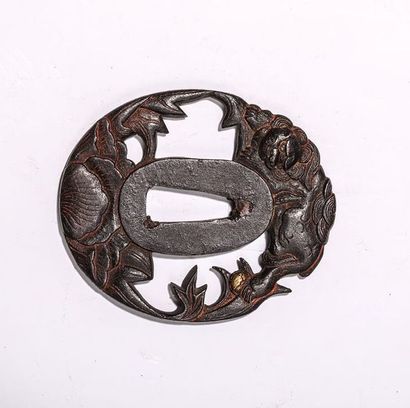 Tsuba en fer, à décor de lion et de fleurs....