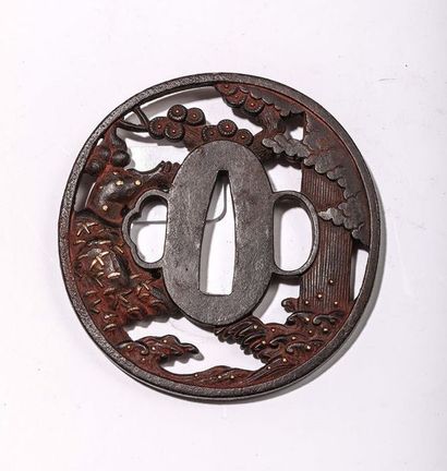 Tsuba en fer, à décor de lion et de fleurs....