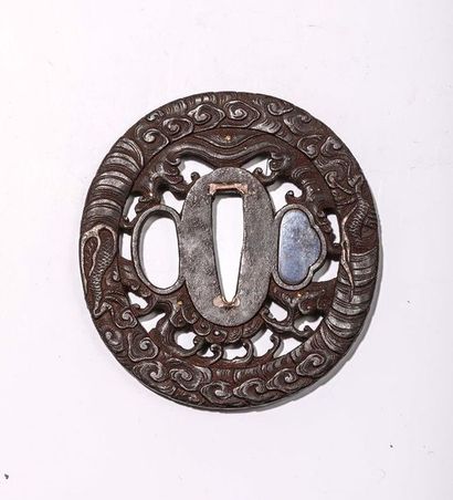 Tsuba en fer, à décor ajouré de dragons entrelacés....