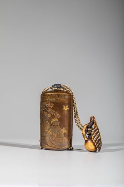 Inro à quatre cases en laque, à décor d’oiseau....