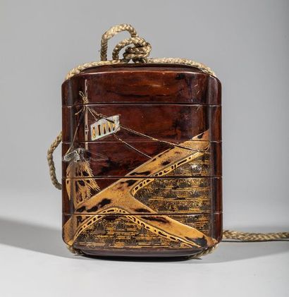 Inro à quatre cases en laque, à décor de...