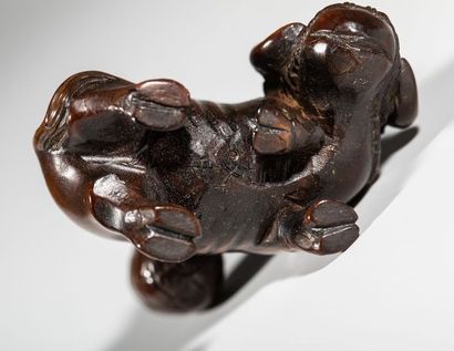 Netsuke en buis, représentant un enfant sur...