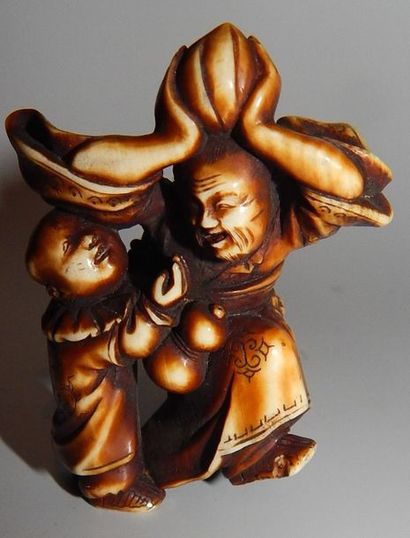 Netsuke en ivoire, un homme tenant une pêche,...