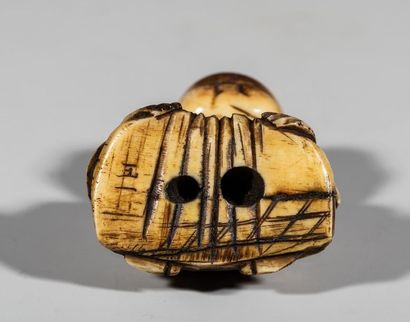 Netsuke en ivoire, représentant un enfant...