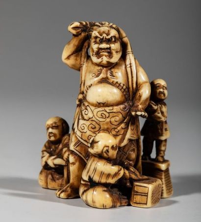 Netsuke en ivoire, représentant un oni entouré...