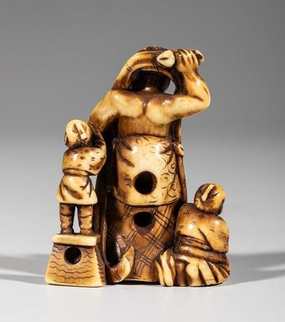 Netsuke en ivoire, représentant un oni entouré...