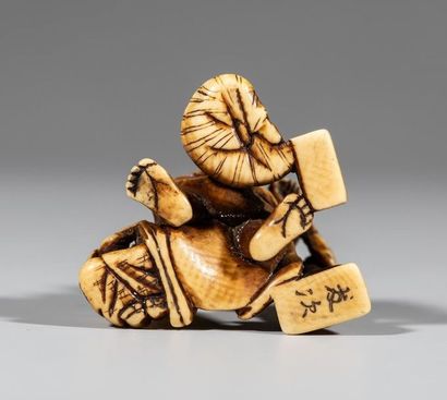 Netsuke en ivoire, représentant un oni entouré...