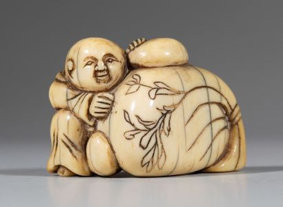 Netsuke en ivoire, représentant un enfant...