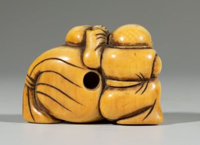 Netsuke en ivoire, représentant un enfant...