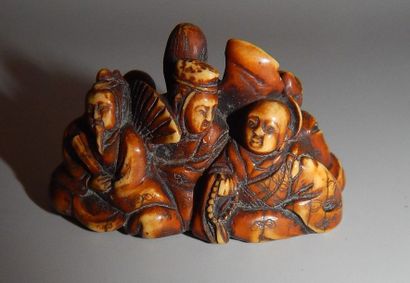 Netsuke en ivoire, représentant six personnages...