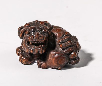 Netsuke en buis, représentant une chimère....
