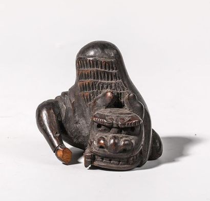 Netsuke en buis, représentant un acteur portant...