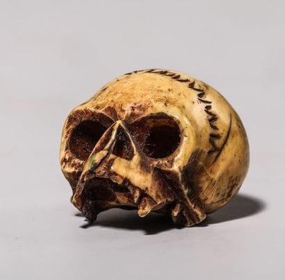 Netsuke en ivoire, représentant une vanité....