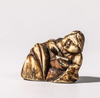 Netsuke en ivoire, représentant un enfant....