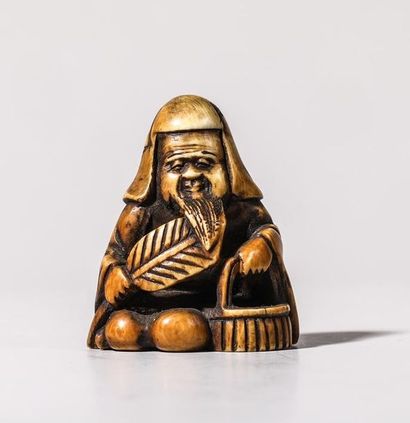 Netsuke en ivoire, représentant un vieillard....