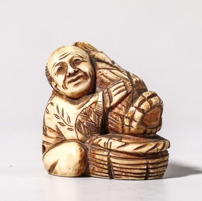 Netsuke en ivoire, représentant une pousse...