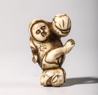 Netsuke en ivoire, représentant un enfant...