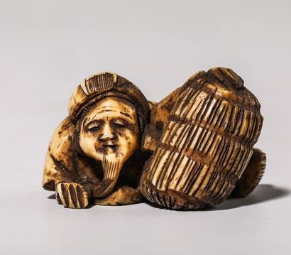 Netsuke en ivoire, représentant un vieillard...