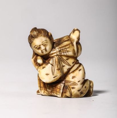 Netsuke en ivoire, représentant une femme...