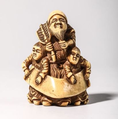 Netsuke en ivoire, représentant un vieillard...