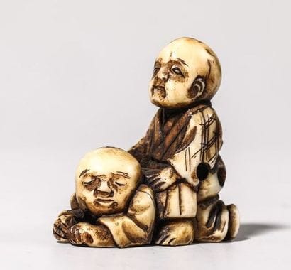 Netsuke en ivoire, représentant deux enfants...