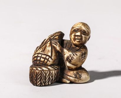 Netsuke en ivoire, représentant un enfant...