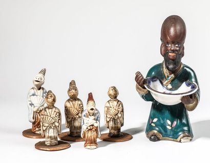 Ensemble composé de cinq singes en porcelaine...