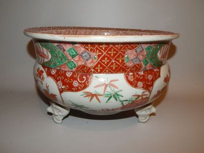 Coupe en porcelaine, à décor Imari d’homme...