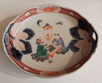 Coupe en porcelaine, à décor Imari d’homme...
