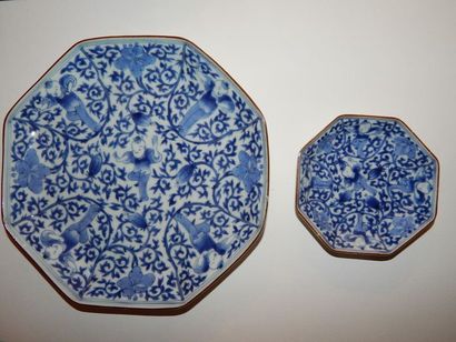 Ensemble de neuf assiettes et sept coupelles...