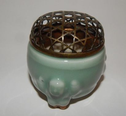 Brûle-parfum en porcelaine céladon, à trois...