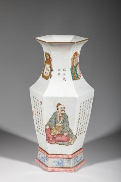 Vase balustre de forme hexagonale en porcelaine...