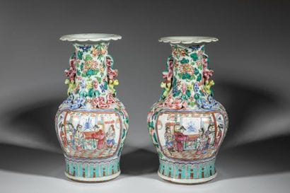 Paire de vases balustres au col polylobé...