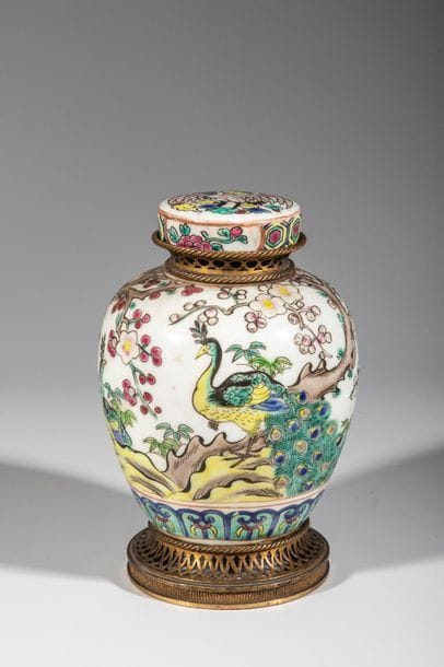 Petit pot à encens en porcelaine polychrome,...