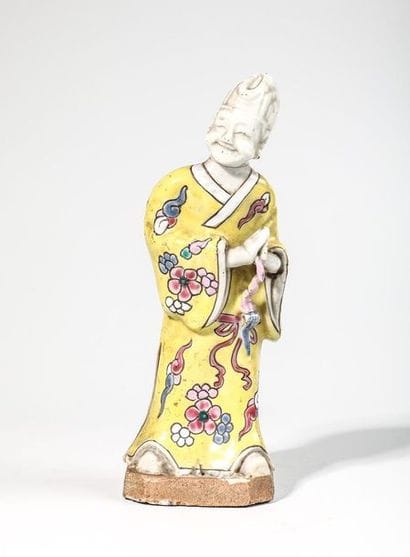 Servant en porcelaine. H : 17,8 cm. Chine,...