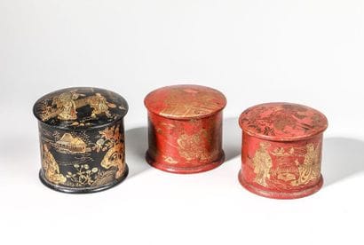 Ensemble de trois poudriers en bois laqué...