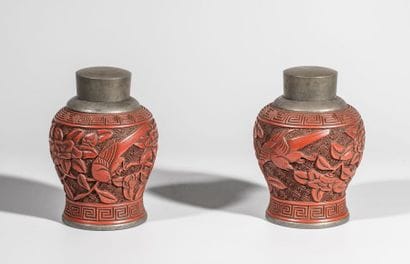 Paire de pots à thé, en laque rouge et étain....