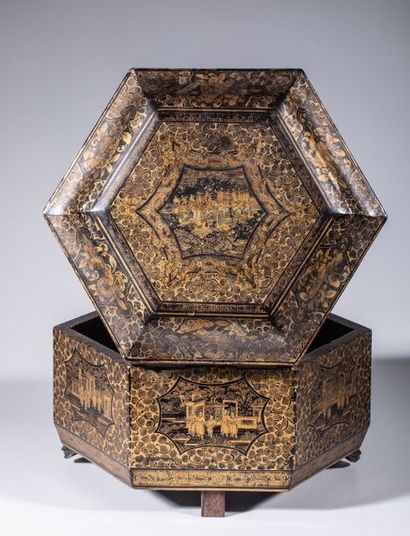 Boîte hexagonale en laque noire et or de...
