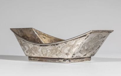 Coupelle navicelle en argent, à décor gravé...