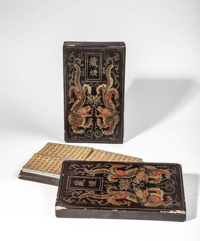 Deux boîtes en laque à décor de dragons,...