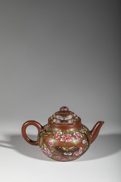 Théière « yixing » en terre cuite, à décor...