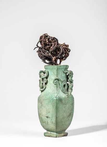 Vase en turquoise, orné de deux qirins ....