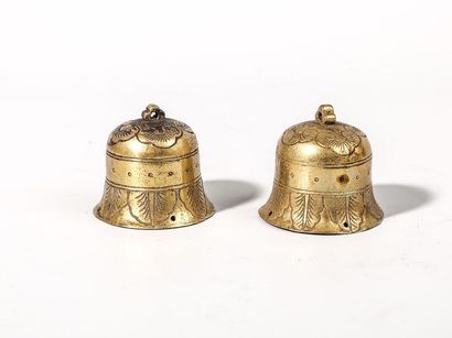 Deux clochettes en bronze doré. H : 3 cm....