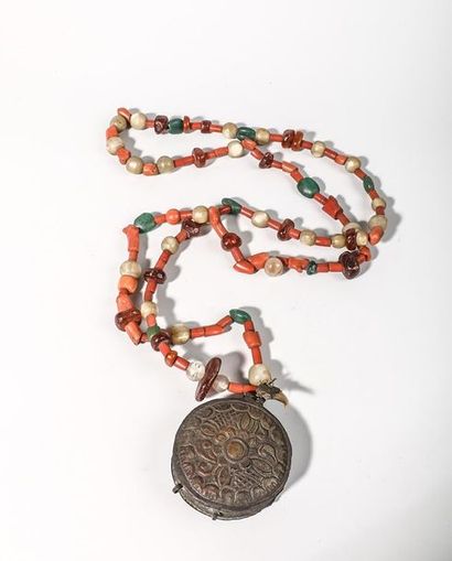 Collier de perles de corail, de verre et...