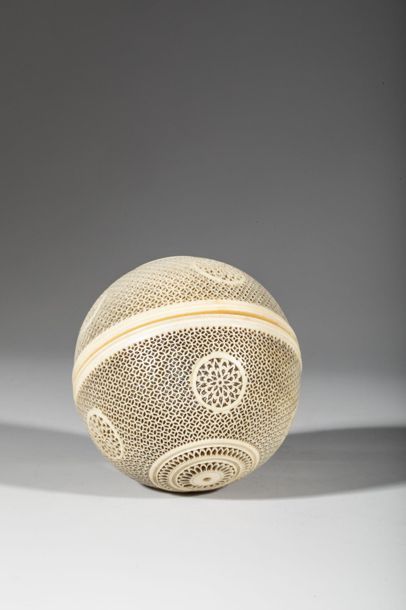 Boule vissée de Canton en ivoire ajouré....