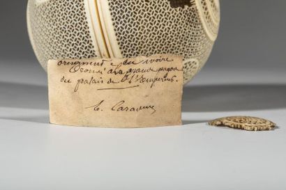 Boule vissée de Canton en ivoire ajouré....