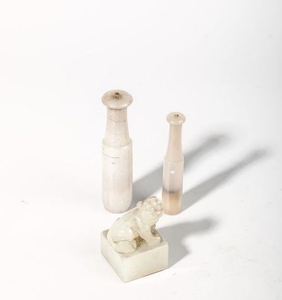 Deux embouts de pipe et un sceau surmonté...