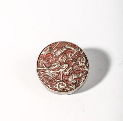 Pendentif en métal, à décor d’un dragon et...