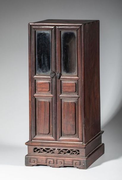 Armoire miniature en bois. H : 37.5 cm ;...